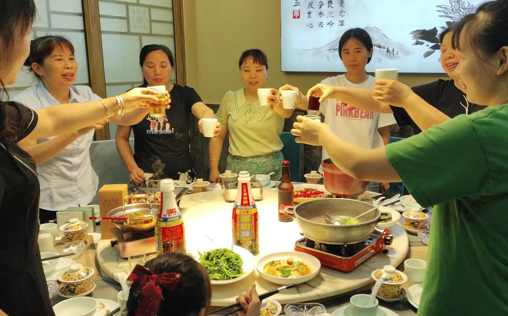亚克力工厂团队聚餐：开心工作，享受快乐生活时光